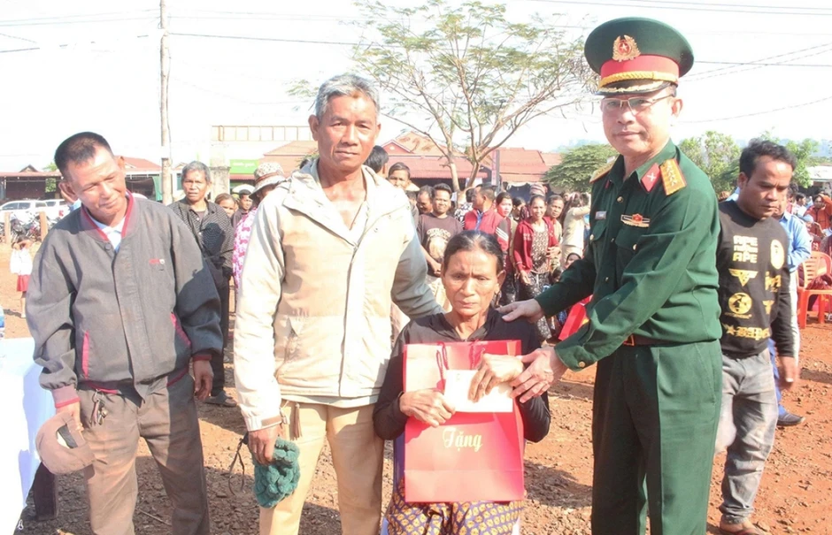 Khám bệnh, tặng quà nhân dân Campuchia dịp Tết cổ truyền Chol Chnam Thmey Khám bệnh, tặng quà nhân dân Campuchia dịp Tết cổ truyền Chol Chnam Thmey