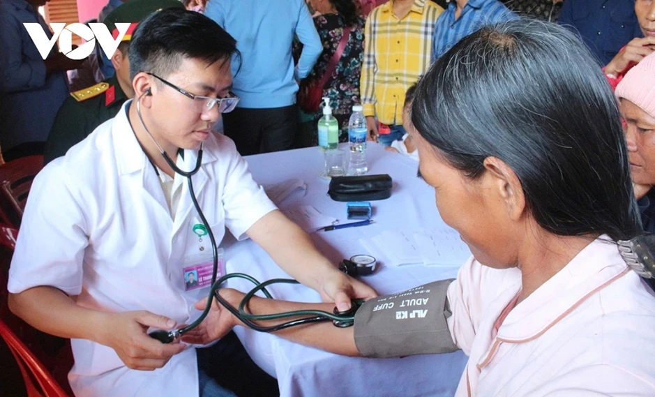 Khám bệnh, tặng quà nhân dân Campuchia dịp Tết cổ truyền Chol Chnam Thmey Khám bệnh, tặng quà nhân dân Campuchia dịp Tết cổ truyền Chol Chnam Thmey