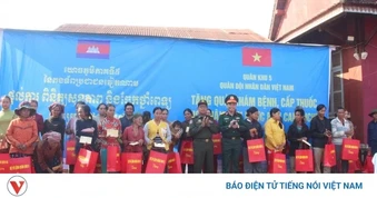 Khám bệnh, tặng quà nhân dân Campuchia dịp Tết cổ truyền Chol Chnam Thmey