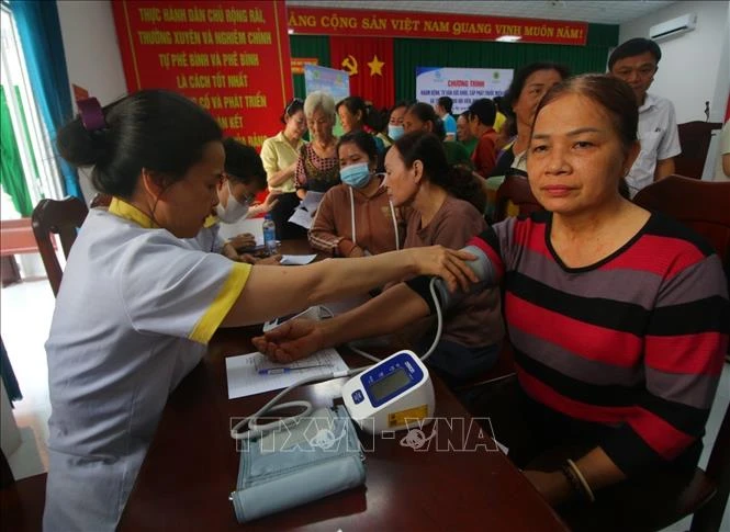 Khám bệnh, tư vấn sức khỏe, cấp phát thuốc miễn phí cho hội viên phụ nữ Khám bệnh, tư vấn sức khỏe, cấp phát thuốc miễn phí cho hội viên phụ nữ
