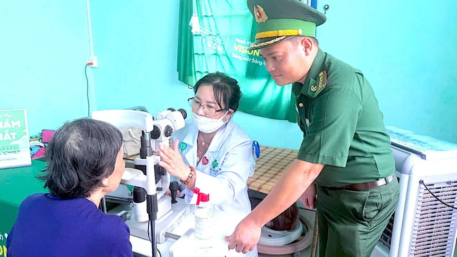 Khám mắt, cấp thuốc miễn phí cho người dân có hoàn cảnh khó khăn tại Cà Mau Khám mắt, cấp thuốc miễn phí cho người dân có hoàn cảnh khó khăn tại Cà Mau