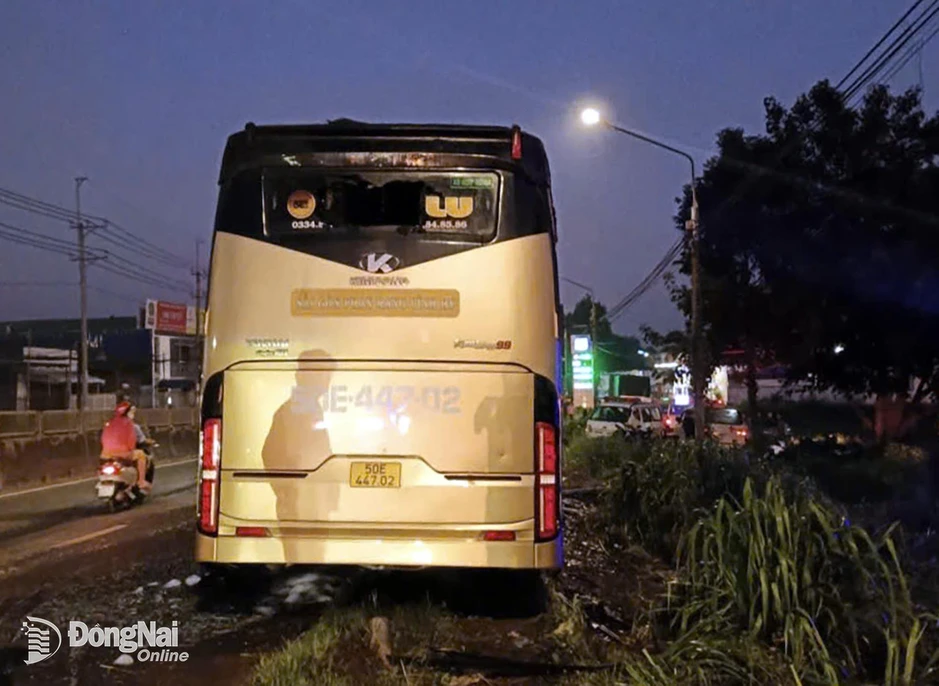 Khám nghiệm hiện trường, lấy mẫu ADN vụ cháy xe khách khiến 7 người chết Khám nghiệm hiện trường, lấy mẫu ADN vụ cháy xe khách khiến 7 người chết