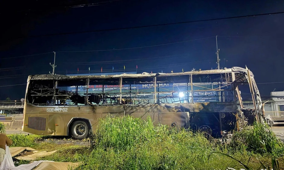 Khám nghiệm hiện trường, lấy mẫu ADN vụ cháy xe khách khiến 7 người chết Khám nghiệm hiện trường, lấy mẫu ADN vụ cháy xe khách khiến 7 người chết