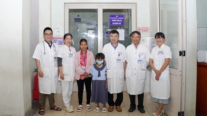 Khẩn cấp đưa huyết thanh từ TPHCM ra TP Huế cứu bé gái ngủ dưới nền nhà bị rắn cạp nia cắn