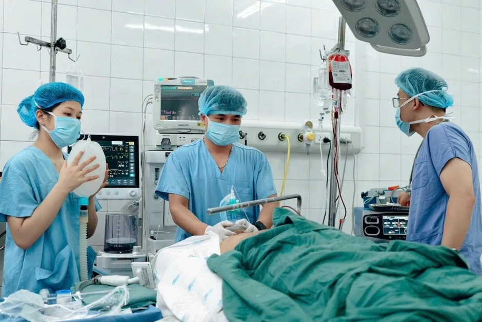 Khẩn trương cấp cứu nạn nhân vụ xe khách lật trên cao tốc Pháp Vân-Cầu Giẽ Khẩn trương cấp cứu nạn nhân vụ xe khách lật trên cao tốc Pháp Vân-Cầu Giẽ