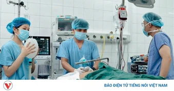 Khẩn trương cấp cứu nạn nhân vụ xe khách lật trên cao tốc Pháp Vân-Cầu Giẽ