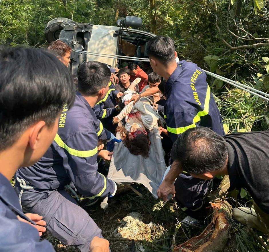 Khẩn trương cứu nạn, cứu hộ xe ô tô lao xuống taluy âm khiến 7 người bị thương