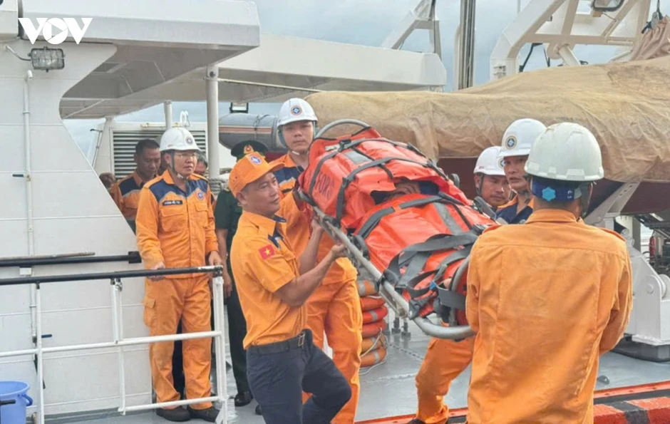 Khẩn trương cứu nạn một ngư dân trên tàu cá nghi bị đau ruột thừa Khẩn trương cứu nạn một ngư dân trên tàu cá nghi bị đau ruột thừa
