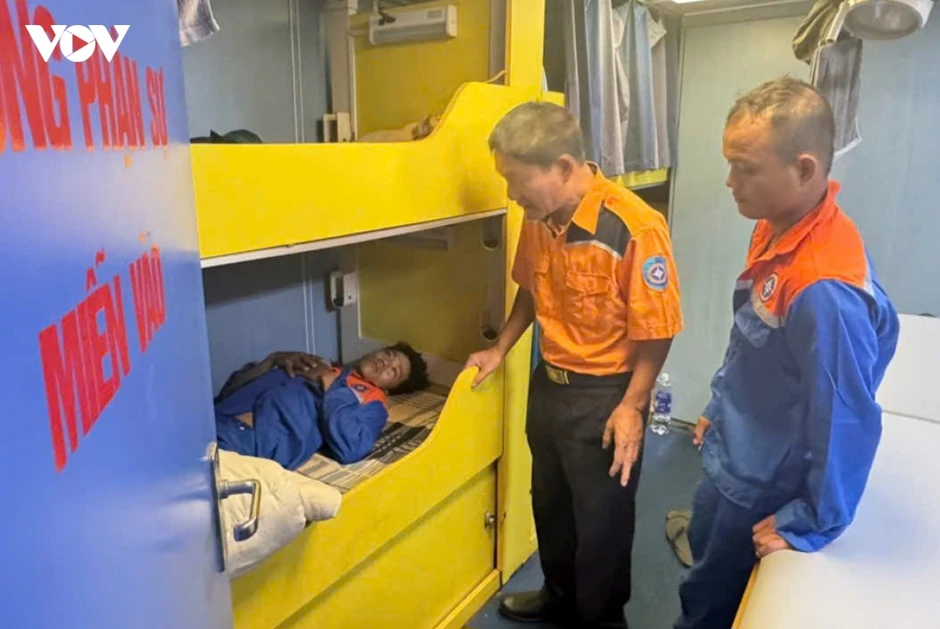 Khẩn trương cứu nạn một ngư dân trên tàu cá nghi bị đau ruột thừa Khẩn trương cứu nạn một ngư dân trên tàu cá nghi bị đau ruột thừa
