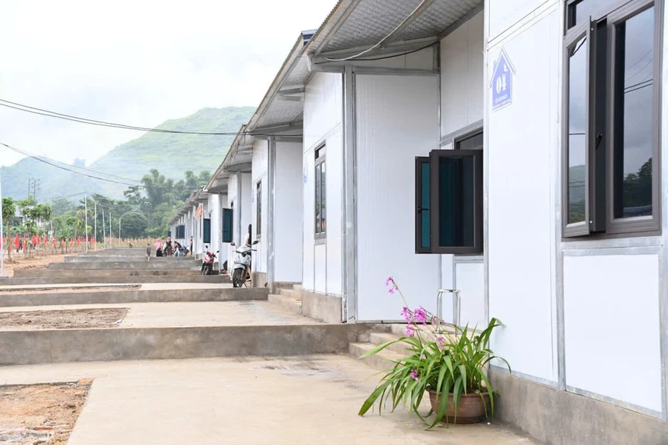 Khẩn trương dựng nhà giúp dân vùng lũ