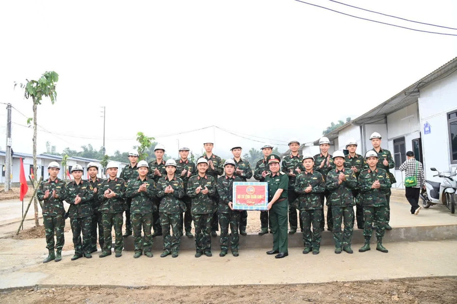 Khẩn trương dựng nhà giúp dân vùng lũ