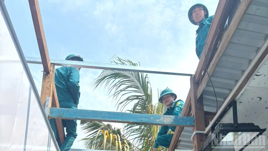 Khẩn trương hỗ trợ 49 hộ dân và 1 điểm trường học bị thiệt hại do thiên tai Khẩn trương hỗ trợ 49 hộ dân và 1 điểm trường học bị thiệt hại do thiên tai
