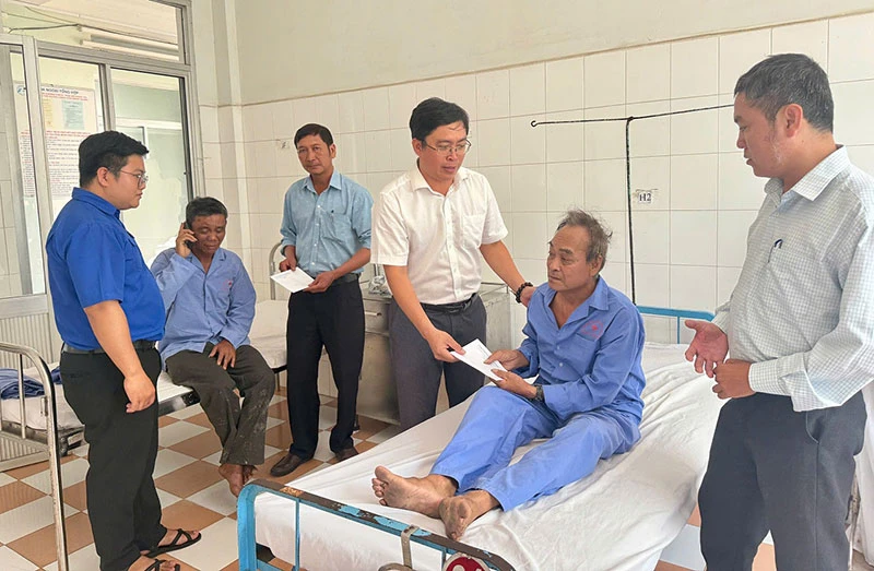 Khẩn trương hỗ trợ các nạn nhân vụ xe khách lao xuống vực ở đèo An Khê Khẩn trương hỗ trợ các nạn nhân vụ xe khách lao xuống vực ở đèo An Khê