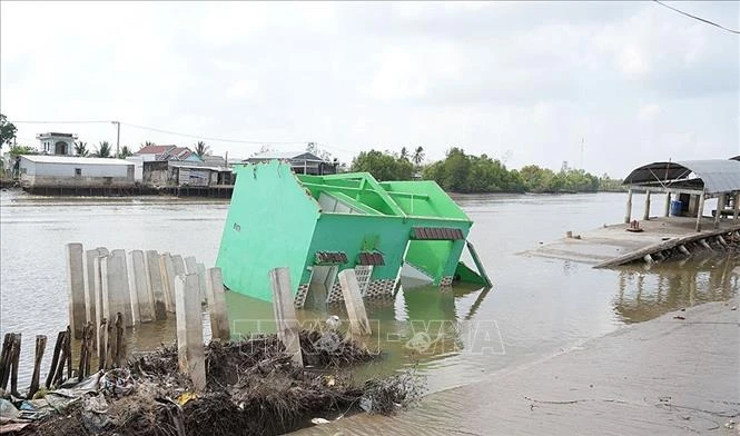 Khẩn trương khắc phục các điểm sạt lở nghiêm trọng tại xã Đầm Dơi Khẩn trương khắc phục các điểm sạt lở nghiêm trọng tại xã Đầm Dơi