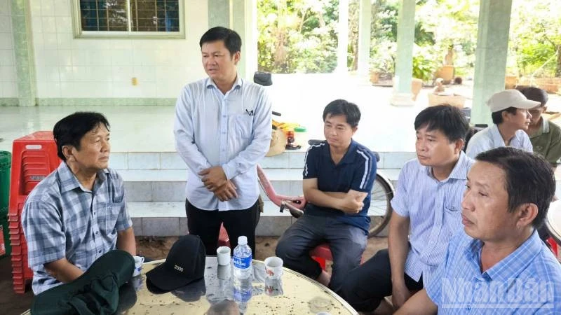 Khẩn trương khắc phục sạt lở đê bao tại Vĩnh Long Khẩn trương khắc phục sạt lở đê bao tại Vĩnh Long