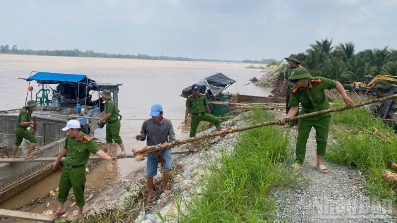 Khẩn trương khắc phục sạt lở đê bao tại Vĩnh Long Khẩn trương khắc phục sạt lở đê bao tại Vĩnh Long