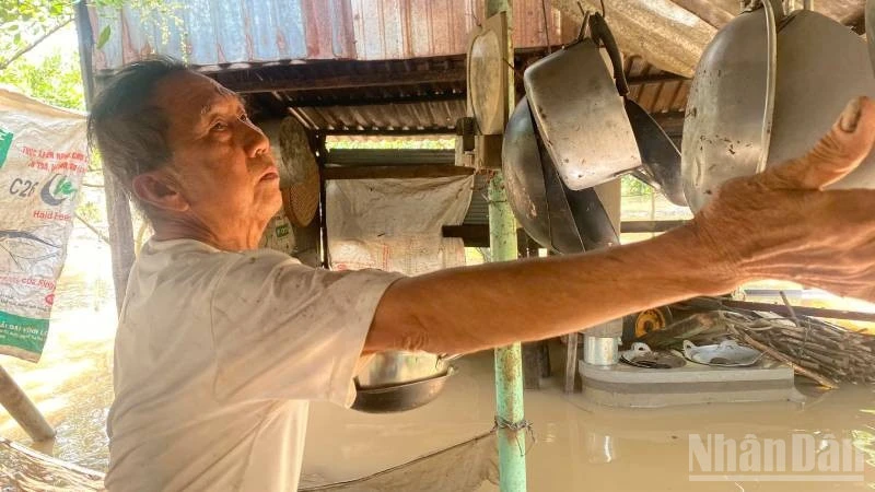 Khẩn trương khắc phục sạt lở đê bao tại Vĩnh Long Khẩn trương khắc phục sạt lở đê bao tại Vĩnh Long