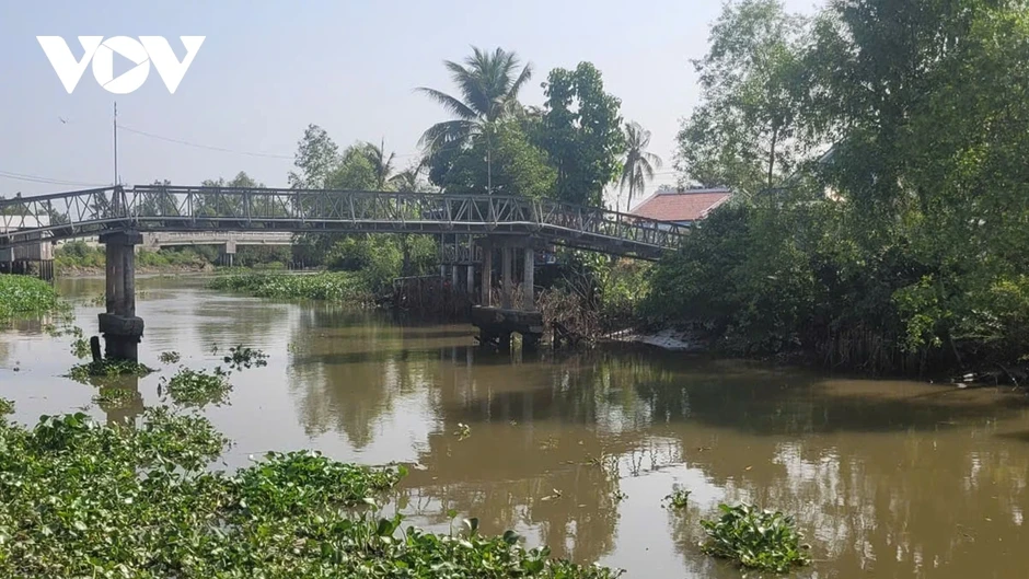 Khẩn trương làm rõ một người chết trôi nổi dưới kênh ở Đồng Tháp