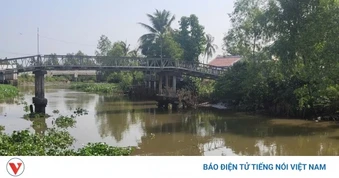 Khẩn trương làm rõ một người chết trôi nổi dưới kênh ở Đồng Tháp