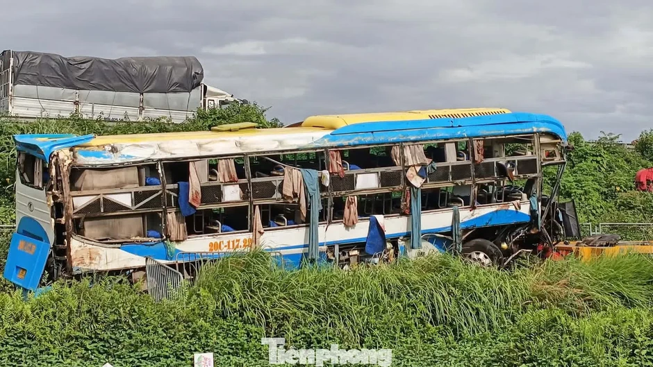Khẩn trương làm rõ nguyên nhân vụ lật xe khách trên cao tốc khiến 4 người tử vong