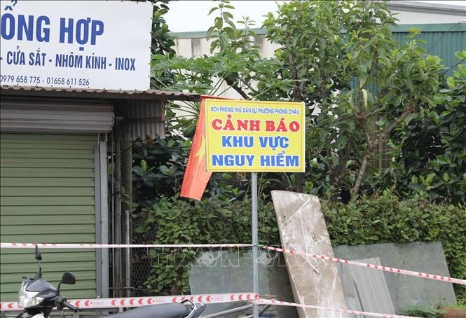 Khẩn trương sơ tán dân ra khỏi khu vực sạt lở nghiêm trọng Phú Hà (Phú Thọ) Khẩn trương sơ tán dân ra khỏi khu vực sạt lở nghiêm trọng Phú Hà (Phú Thọ)