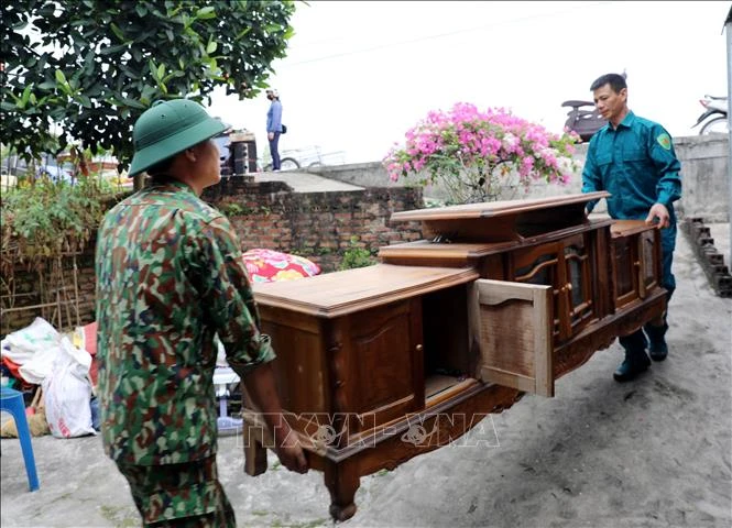 Khẩn trương sơ tán dân ra khỏi khu vực sạt lở nghiêm trọng Phú Hà (Phú Thọ) Khẩn trương sơ tán dân ra khỏi khu vực sạt lở nghiêm trọng Phú Hà (Phú Thọ)