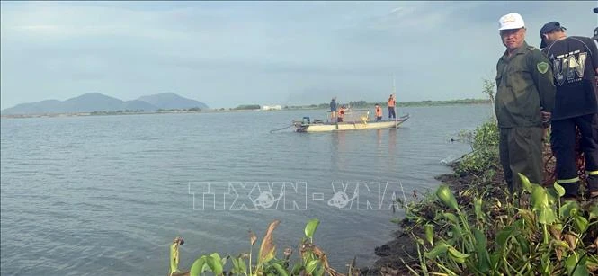 Khẩn trương tìm kiếm một người nước ngoài mất tích trên hồ Đá Đen Khẩn trương tìm kiếm một người nước ngoài mất tích trên hồ Đá Đen