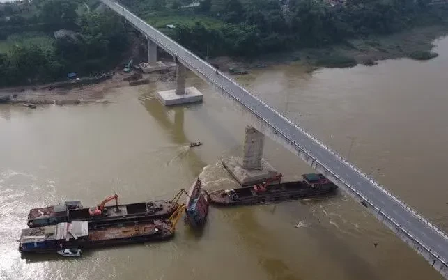 Khẩn trương trục vớt 2 tàu hàng chìm mắc kẹt tại trụ cầu Sông Lô Khẩn trương trục vớt 2 tàu hàng chìm mắc kẹt tại trụ cầu Sông Lô