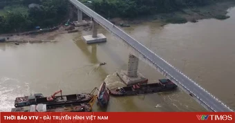 Khẩn trương trục vớt 2 tàu hàng chìm mắc kẹt tại trụ cầu Sông Lô