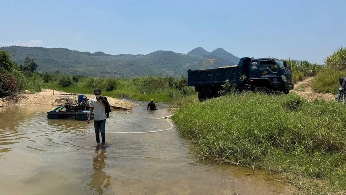 Khánh Hòa: “Cát tặc” hoạt động giữa trưa, bố trí người cảnh giới Khánh Hòa: “Cát tặc” hoạt động giữa trưa, bố trí người cảnh giới
