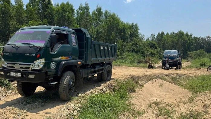 Khánh Hòa: “Cát tặc” hoạt động giữa trưa, bố trí người cảnh giới Khánh Hòa: “Cát tặc” hoạt động giữa trưa, bố trí người cảnh giới