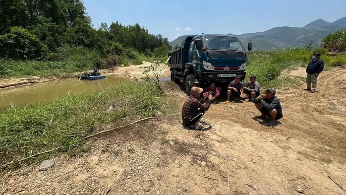 Khánh Hòa: “Cát tặc” hoạt động giữa trưa, bố trí người cảnh giới Khánh Hòa: “Cát tặc” hoạt động giữa trưa, bố trí người cảnh giới