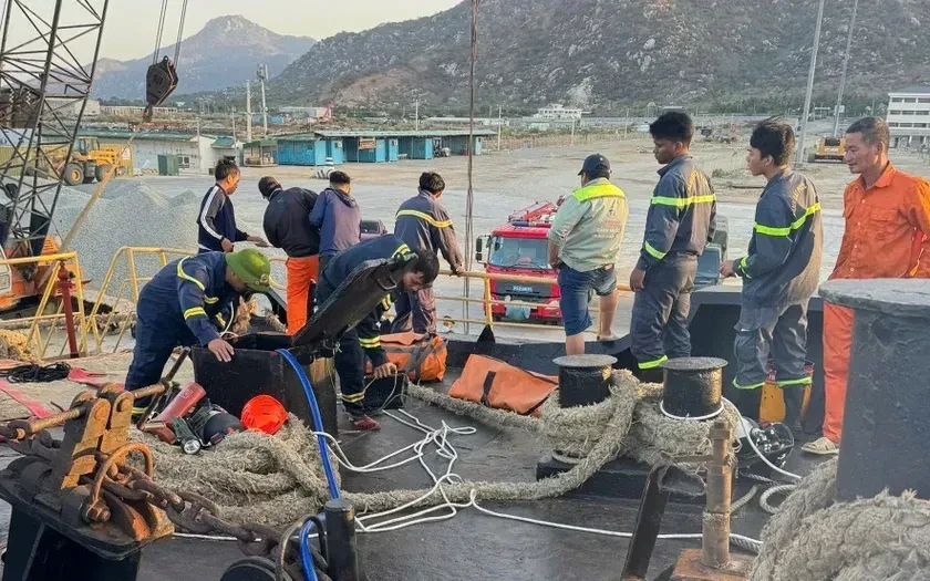 Khánh Hòa: Ngạt khí trong hầm tàu hàng khiến 2 người thiệt mạng Khánh Hòa: Ngạt khí trong hầm tàu hàng khiến 2 người thiệt mạng