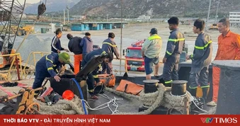 Khánh Hòa: Ngạt khí trong hầm tàu hàng khiến 2 người thiệt mạng