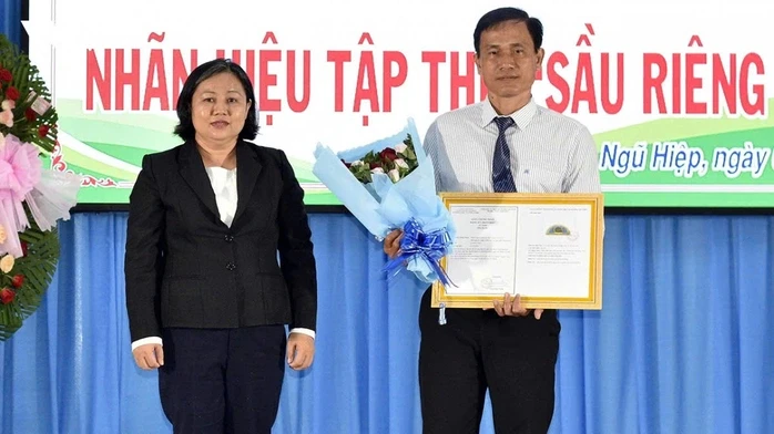 Khánh thành biểu tượng đôi bàn tay nâng đỡ trái sầu riêng ở Đồng Tháp Khánh thành biểu tượng đôi bàn tay nâng đỡ trái sầu riêng ở Đồng Tháp