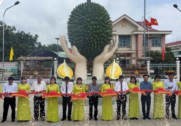 Khánh thành biểu tượng đôi bàn tay nâng đỡ trái sầu riêng ở Đồng Tháp Khánh thành biểu tượng đôi bàn tay nâng đỡ trái sầu riêng ở Đồng Tháp