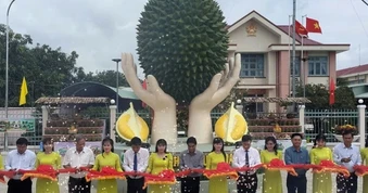 Khánh thành biểu tượng đôi bàn tay nâng đỡ trái sầu riêng ở Đồng Tháp