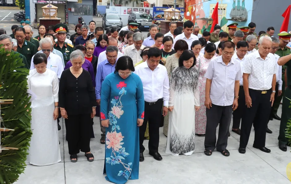 Khánh thành công trình cải tạo Bia truyền thống phường Tân Sơn Nhì Khánh thành công trình cải tạo Bia truyền thống phường Tân Sơn Nhì