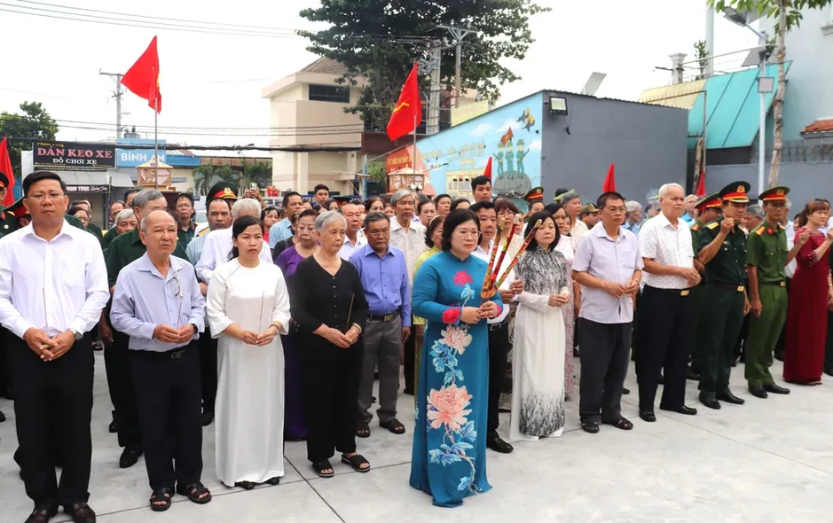 Khánh thành công trình cải tạo Bia truyền thống phường Tân Sơn Nhì Khánh thành công trình cải tạo Bia truyền thống phường Tân Sơn Nhì