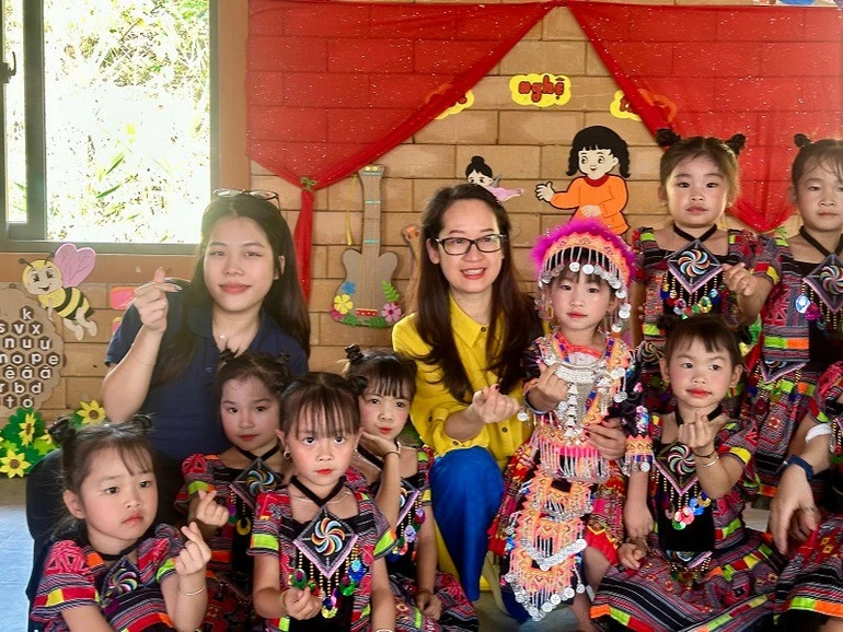 Khánh thành, đưa điểm trường Huổi Máu vào sử dụng Khánh thành, đưa điểm trường Huổi Máu vào sử dụng