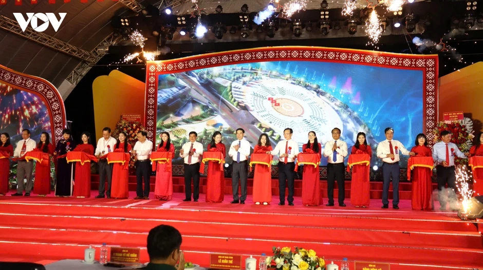 Khánh thành Quảng trường trung tâm Gia Nghĩa, Lâm Đồng Khánh thành Quảng trường trung tâm Gia Nghĩa, Lâm Đồng