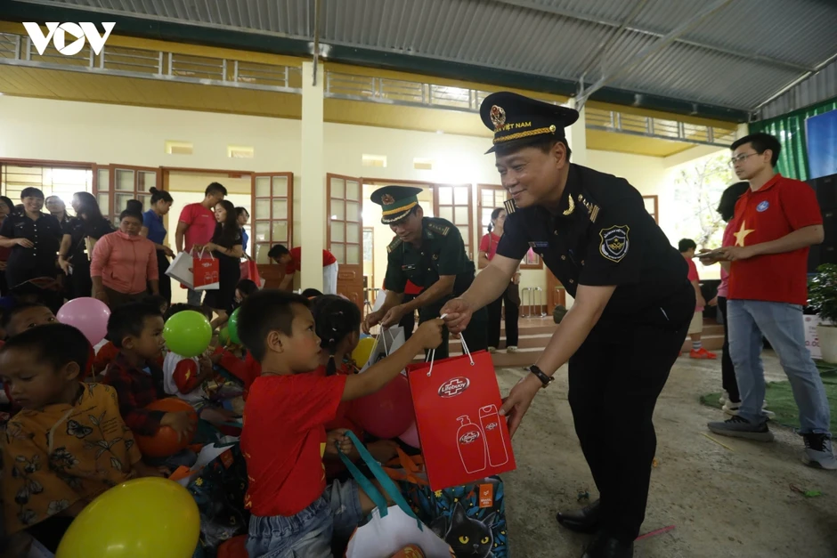 Khánh thành trường học và công trình thắp sáng vùng biên ở Sơn La Khánh thành trường học và công trình thắp sáng vùng biên ở Sơn La