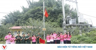 Khánh thành trường học và công trình thắp sáng vùng biên ở Sơn La