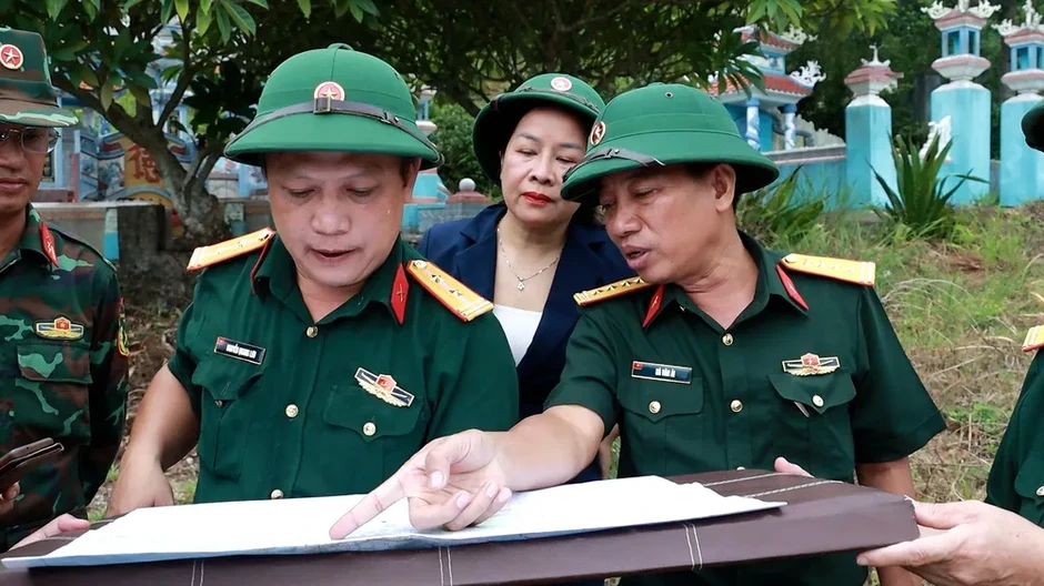 Khảo sát vị trí nghi chôn cất 140 liệt sĩ ở phía Bắc đèo Phước Tượng Khảo sát vị trí nghi chôn cất 140 liệt sĩ ở phía Bắc đèo Phước Tượng