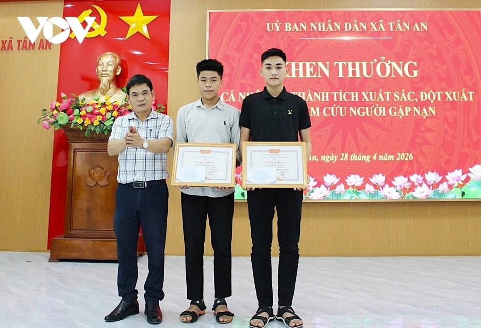 Khen thưởng 2 nam sinh dũng cảm cứu nữ sinh nhảy cầu ở Nghệ An Khen thưởng 2 nam sinh dũng cảm cứu nữ sinh nhảy cầu ở Nghệ An