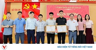 Khen thưởng 2 nam sinh dũng cảm cứu nữ sinh nhảy cầu ở Nghệ An