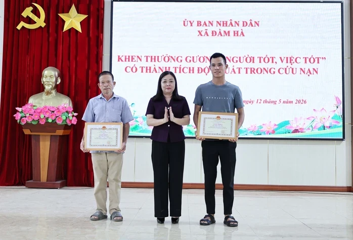 Khen thưởng 2 người đàn ông cứu cháu bé 10 tuổi đuối nước Khen thưởng 2 người đàn ông cứu cháu bé 10 tuổi đuối nước