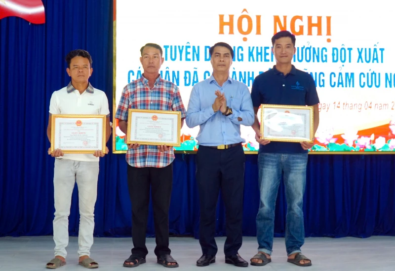 Khen thưởng 3 cá nhân dũng cảm cứu 13 người bị đuối nước Khen thưởng 3 cá nhân dũng cảm cứu 13 người bị đuối nước