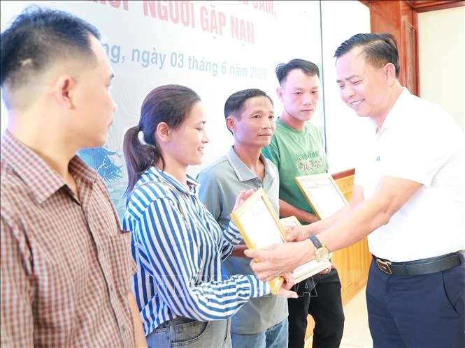 Khen thưởng đột xuất 5 cá nhân dũng cảm cứu người gặp nạn do mưa lũ Khen thưởng đột xuất 5 cá nhân dũng cảm cứu người gặp nạn do mưa lũ