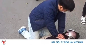 Khen thưởng đột xuất bác sĩ ép tim cứu người gặp nạn trên đường